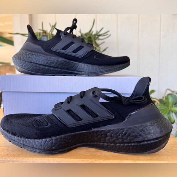 108. ADIDAS ULTRABOOST 22 RUNNING SHOES - Picture 8 of 10